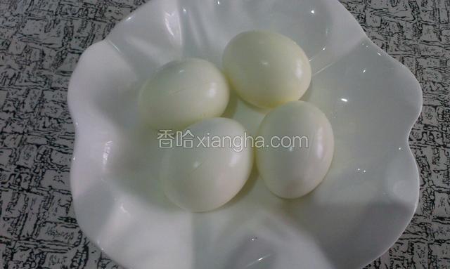 鸡蛋煮熟剥壳，在蛋上纵着用刀划几刀
