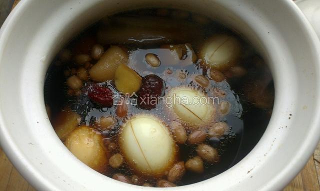 汤褒烧水，把猪蹄，花生，鸡蛋放入，再放花椒八角糖葱生抽老抽胡椒，盐，枣，辣椒，在倒入半杯葡萄酒。
