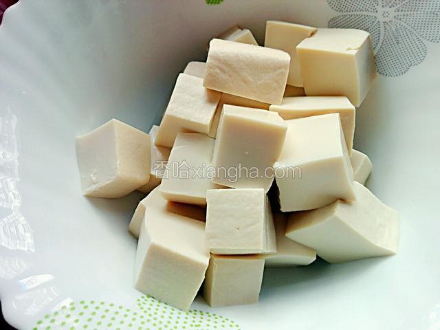 白豆腐一大块，切成自己想要的大小。