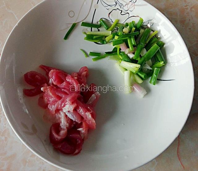 瘦肉，葱洗干净，葱切段，瘦肉切片放入盐抓一下。