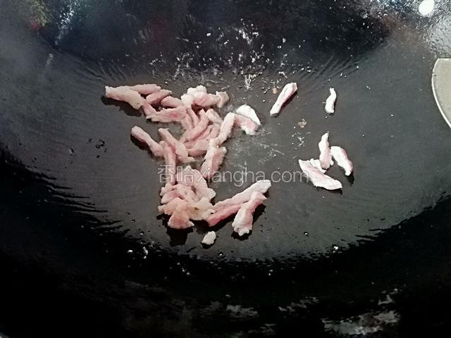 锅预热，放入2勺子花生油，油温热后倒入瘦肉炒变色