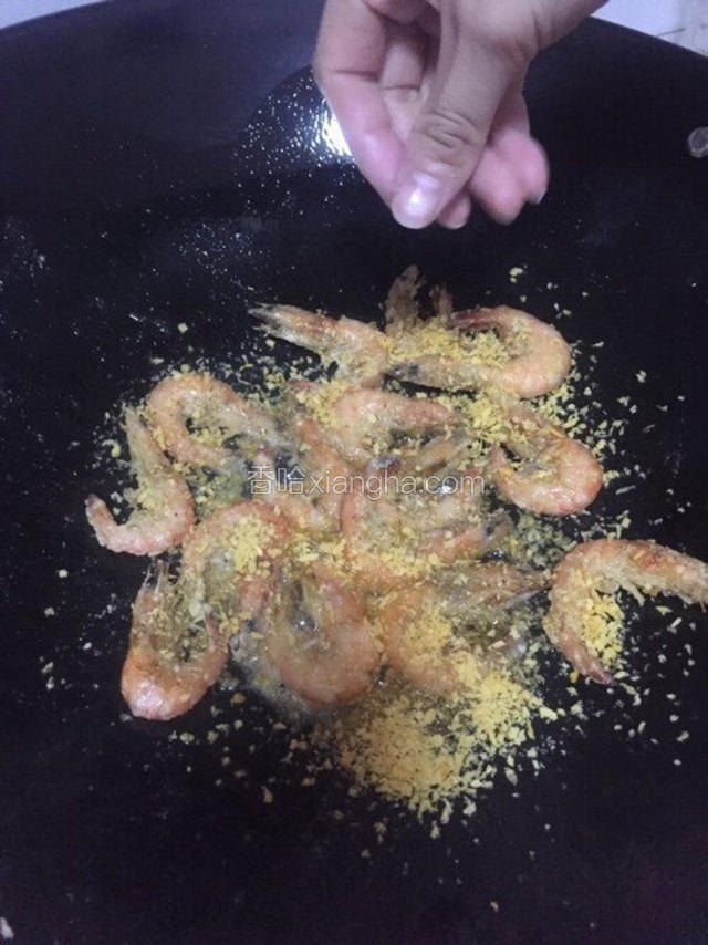 放适量面包糠，让虾裹上。