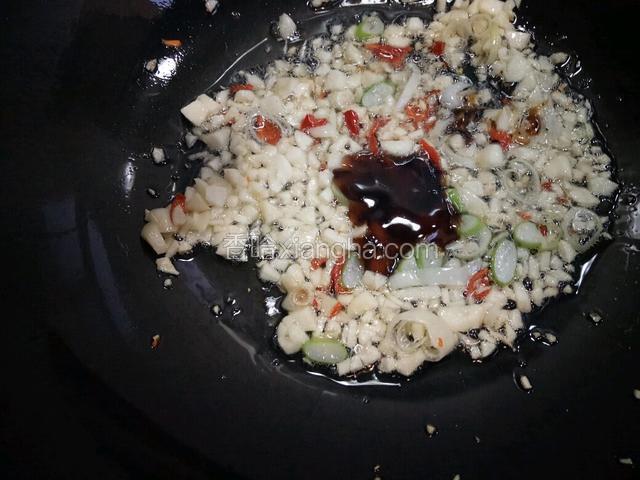 倒入一勺鲍鱼汁到锅中