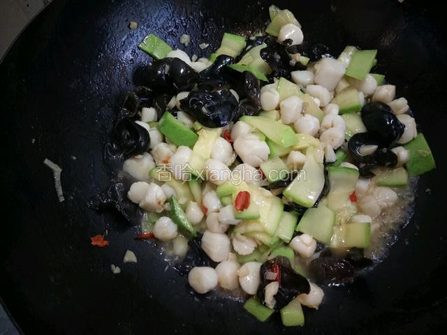 加适量盐调味，快速炒匀即可关火