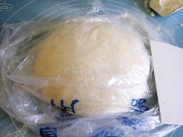 从面包机捅拿出来，先排气揉园，盖上保鲜膜室温发酵40分钟(一倍大口感最佳)