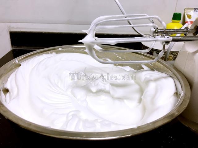 打蛋器转为中速继续打发至蛋白成硬性发泡。硬性发泡就是提起打蛋器，蛋白成尖尖的角，不弯不塌。