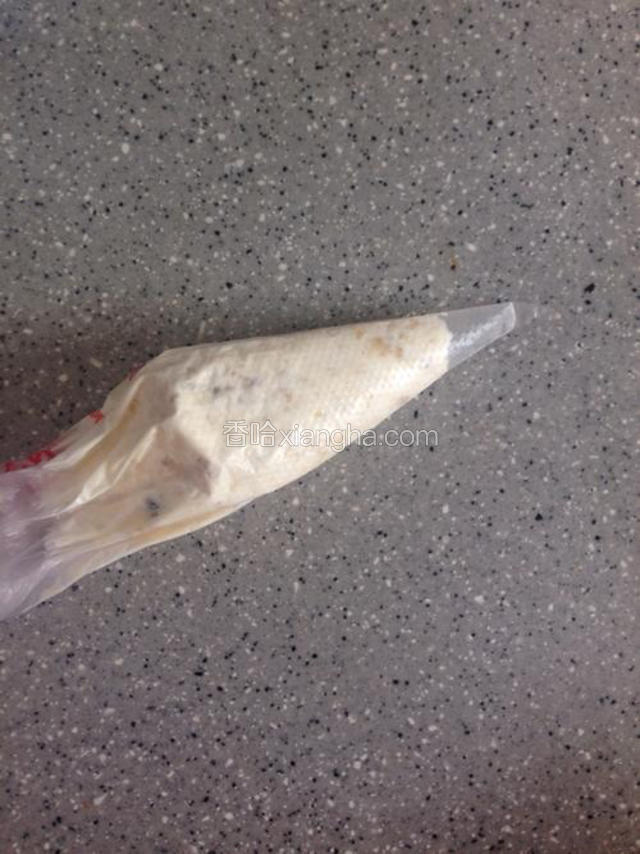 放入碗中搅拌均匀即可，装入裱花袋备用。