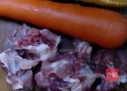 玉米胡萝卜排骨汤的做法图解1