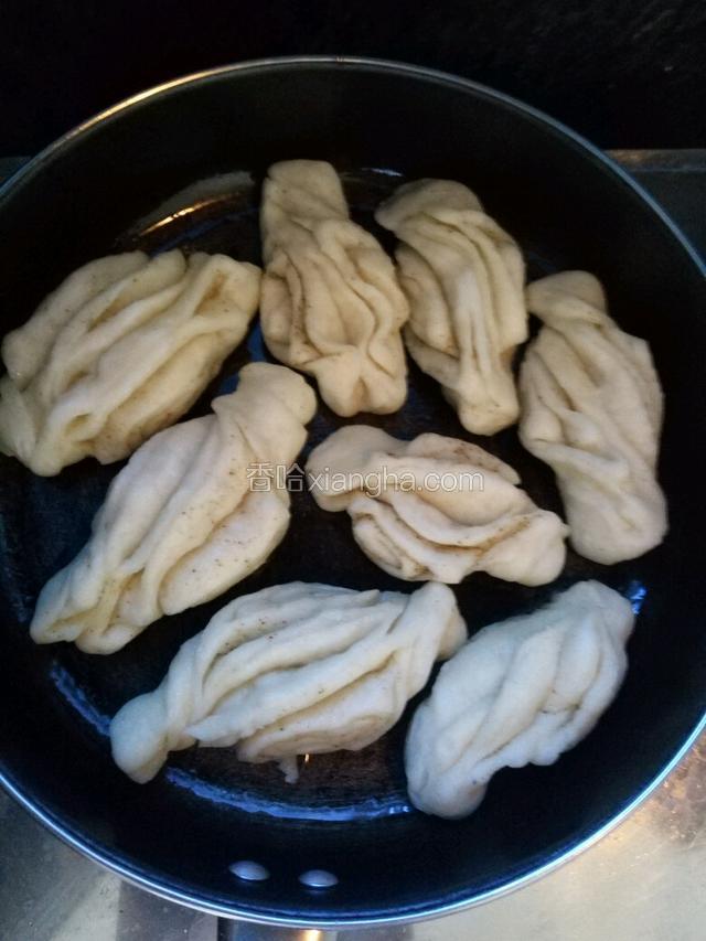 平底锅加入适量的油，放入蒸好的卷子，倒上半小碗清水