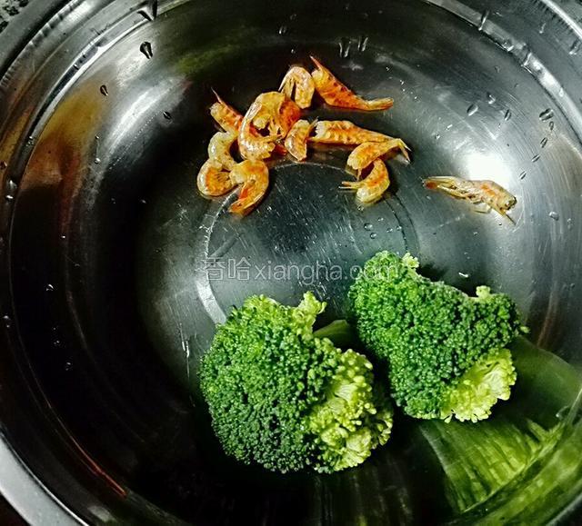 准备好花菜和虾米，