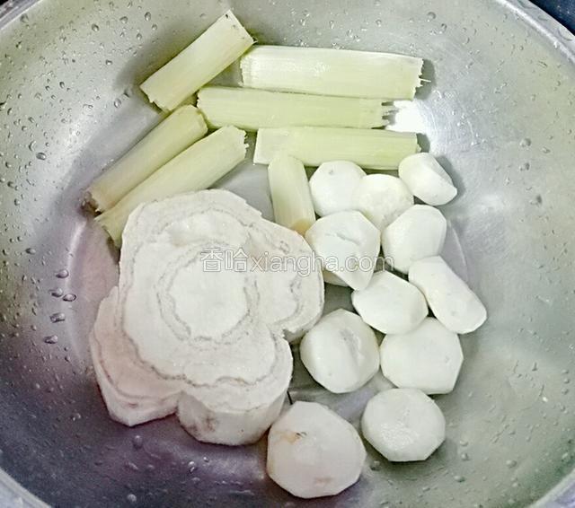 首先把全部东西洗干净，全部东西买的时候都削好皮了。