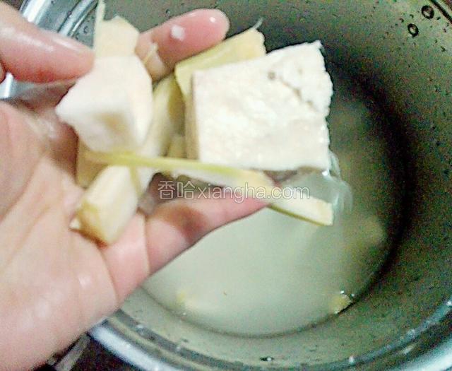 然后把马蹄一分为四。甘庶切成条。葛根切成小方块，加入适量水