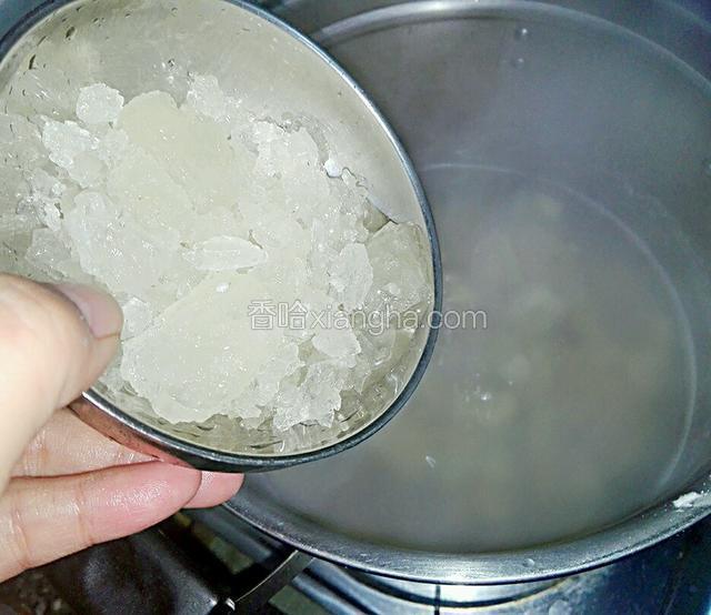 1个钟后加入冰糖再煲半个钟