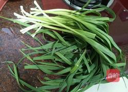 蒜苗炒肉的做法图解1