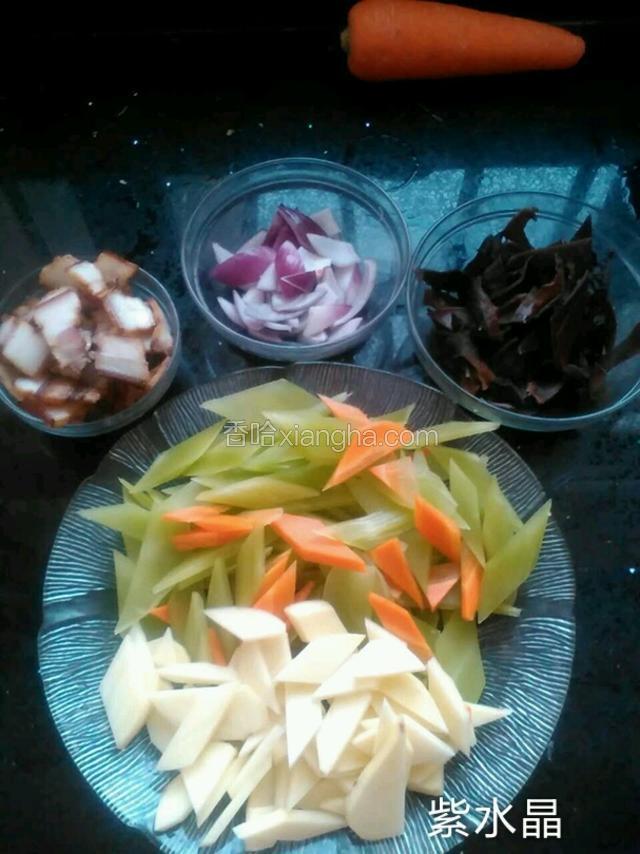 把腊肉清洗干净后切片，胡萝卜、莴笋、土豆分别切菱形片，洋葱和木耳切成菱形