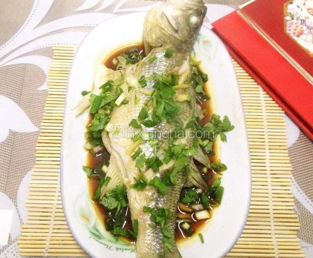 撒上葱花香菜.