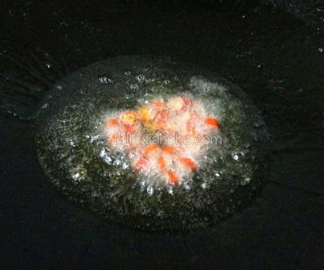 锅烧热油,下小米椒爆香.