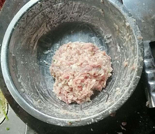 摔好的肉馅