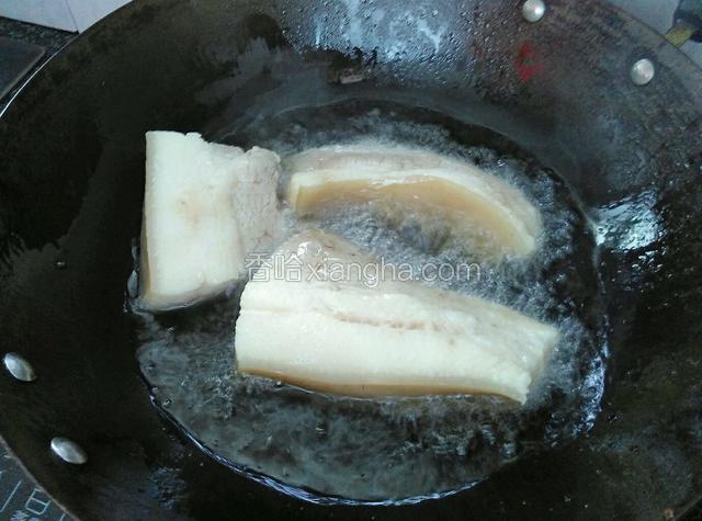 起锅，倒入适量食用油，油尽可能的多些，保证将肉全部浸没最好。油热六七成，把五花肉放入，放入的时候要小心油溅。可以盖上锅盖炸，等到没有油溅的声音再开锅盖给肉翻面。