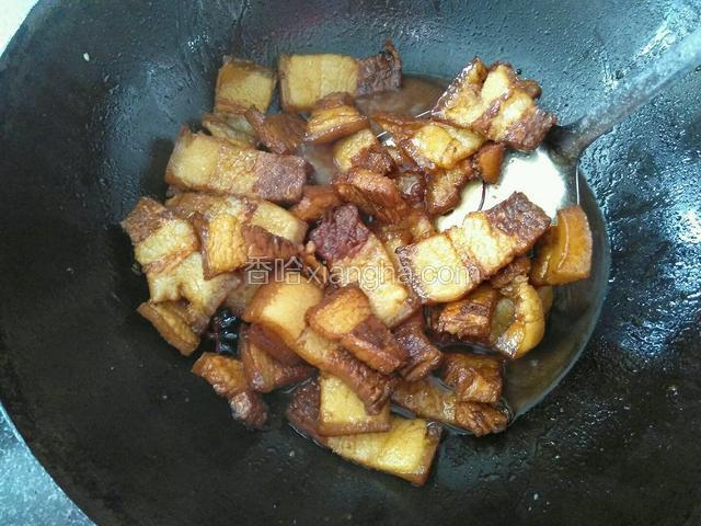 烧开后，转小火慢炖30分钟左右。期间给肉片翻面，使肉片更加吸收汤汁。