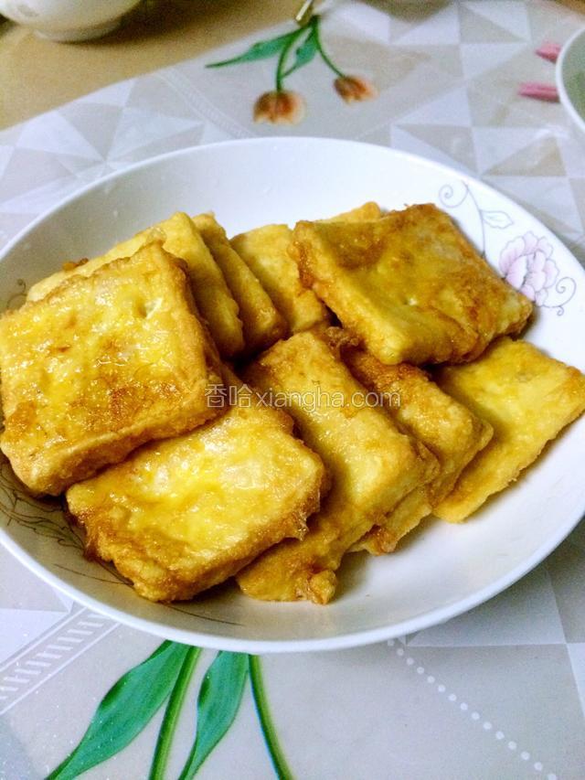 把煎好好豆腐片盛在盘中放着备用。