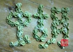 菠菜豆腐蝴蝶面的做法图解1