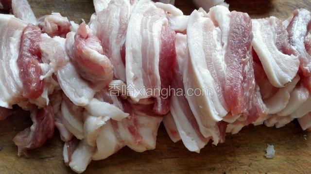 五花肉洗净切成均匀肉片！