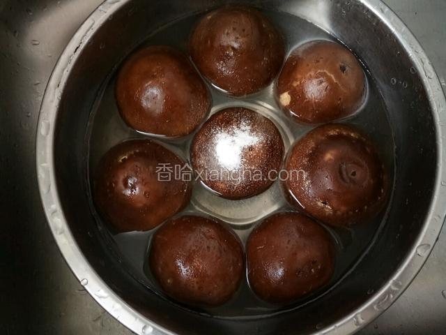 鲜香菇用淡盐水浸泡十分钟
