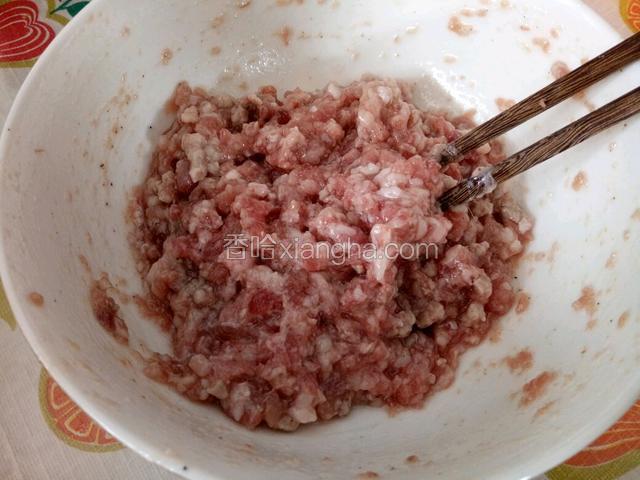 肉馅中加适量盐，料酒，生抽，椒盐，用筷子朝一个方向使劲儿搅打上劲