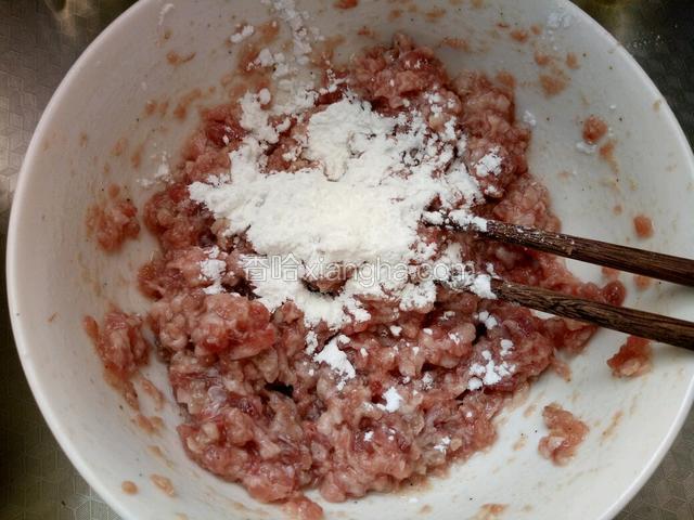 再加1小勺干淀粉到肉馅中