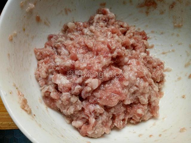 继续沿同一个方向搅打均匀，感觉很粘稠就可以了