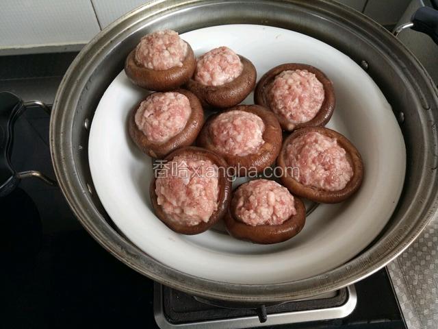 蒸锅放足量水大火烧开，把香菇肉圆子上锅大火蒸15-20分钟