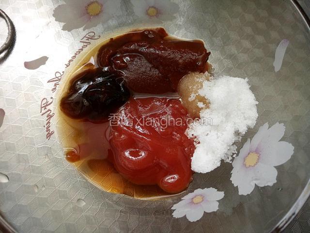 此时准备浇汁，取一个小碗，加入配方用量的韩国辣椒酱，番茄酱，耗油，米醋，白糖，搅拌均匀备用