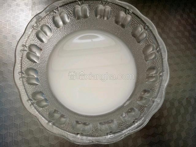 另取一小碗，加一勺干淀粉和一勺清水调成水淀粉备用