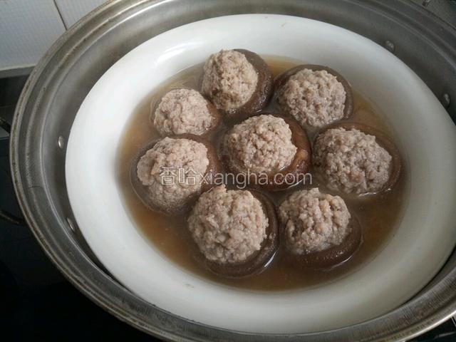 15-20分钟后，香菇肉圆子蒸好关火