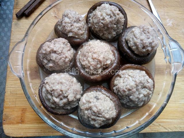 出锅换盘，可适当添加蒸制过程中出来的汤汁到新盘中，但不要太多