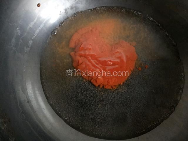 炒锅加半碗水加热，倒入调好的酱汁