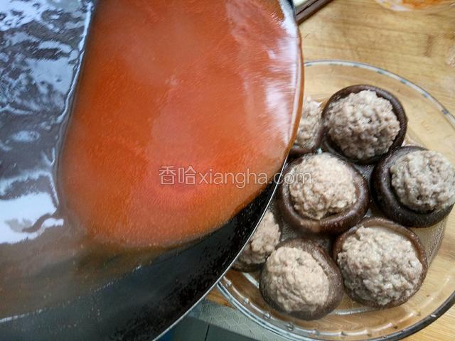 把汤汁浇在香菇肉圆子上