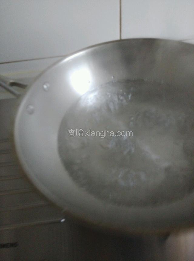 锅中烧开水，放入盐，和白醋