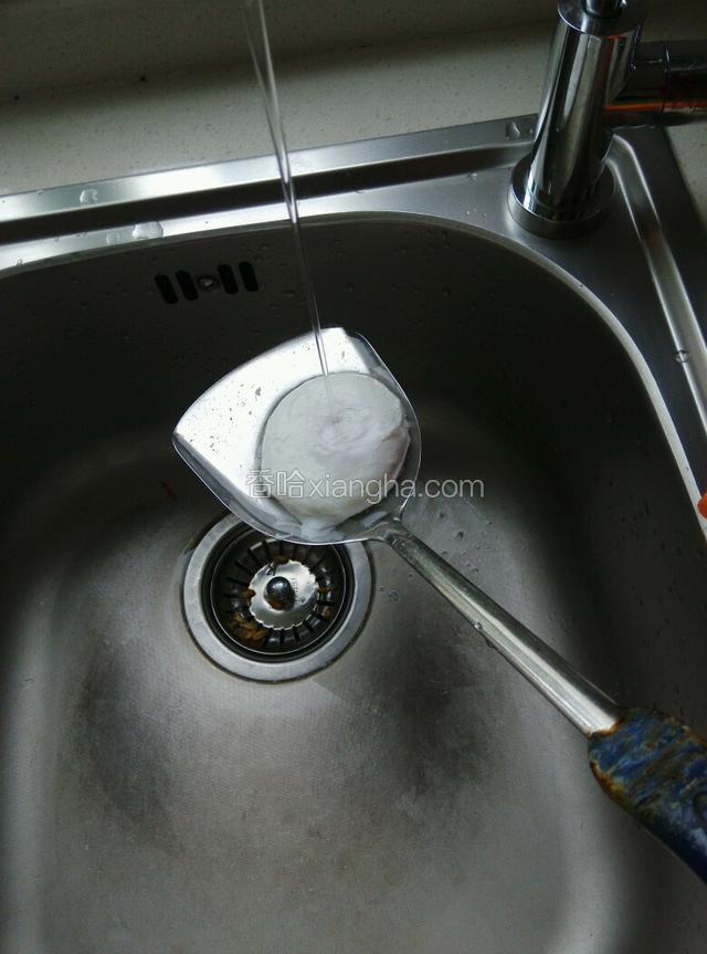然后在装有过滤器的水下冲洗浮物，冷开水冲洗也行。