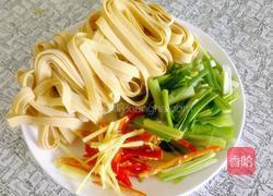 蒜苗炒豆皮的做法图解2