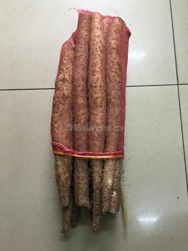 取一根山药洗干净后削皮。削完后手立马清洗干净。
