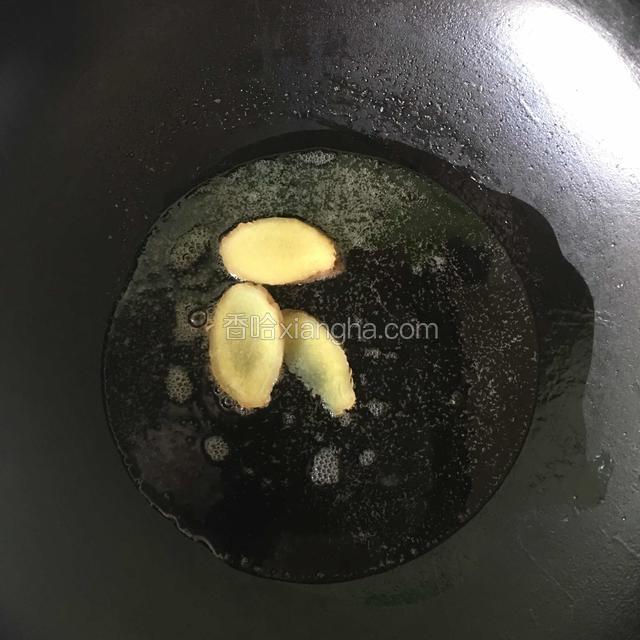 把姜片放入油锅中爆香。