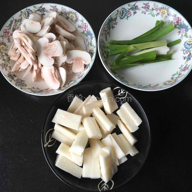鱼汤煮的时候，山药可以用开水泡一下后切片，蘑菇也切成片。