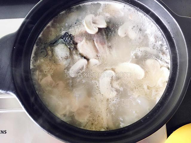 山药煮至酥软。