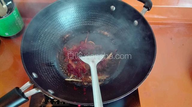 放入适量郫县豆瓣酱炒出红油