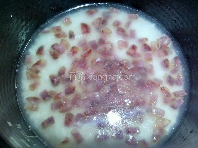 直接倒进电饭锅里，就可以开煮了