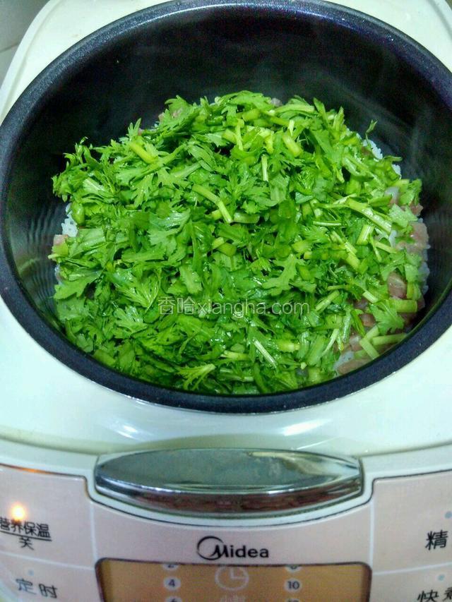 饭煮好跳到保温键的时候就倒入茼蒿