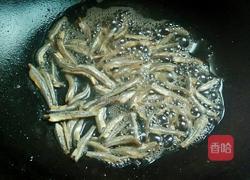 小鱼干炒大白菜的做法图解3