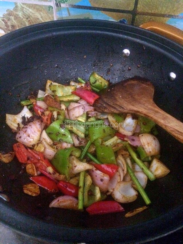 所有配菜同时下锅翻炒均匀。